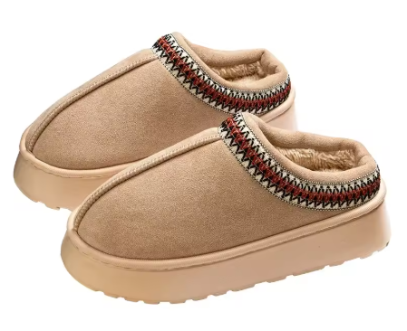 Fluffy warm slippers beige